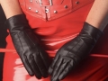 Short black leather gloves